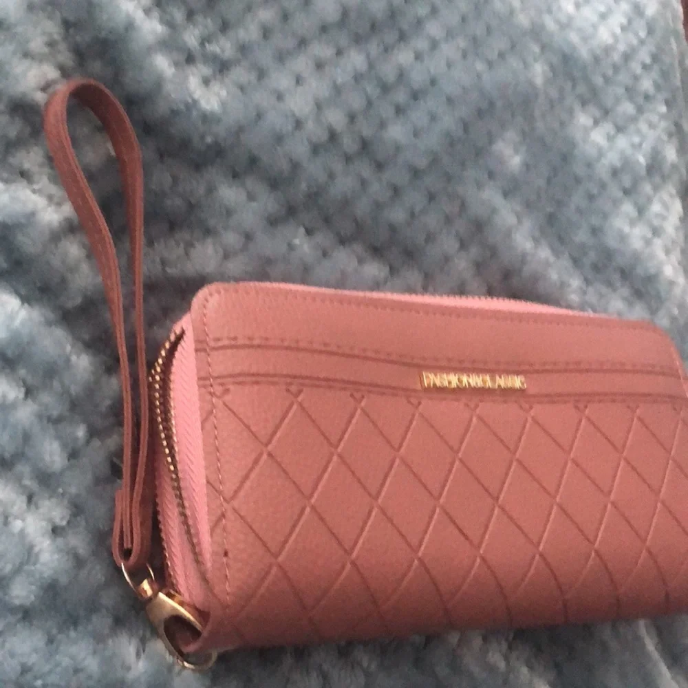 Wristlet wallet Deep mauve color 2 zippers Fashion& Classic roomy12 card slots - Picture 2 of 7